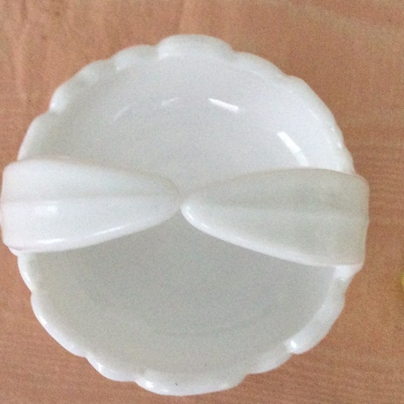 Vintage Milk Glass Basket with handle made in the 1970’s. - Picture 5 of 6